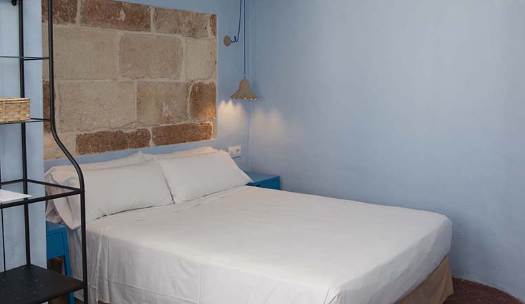 Imagen de la cama doble de la habitación azul