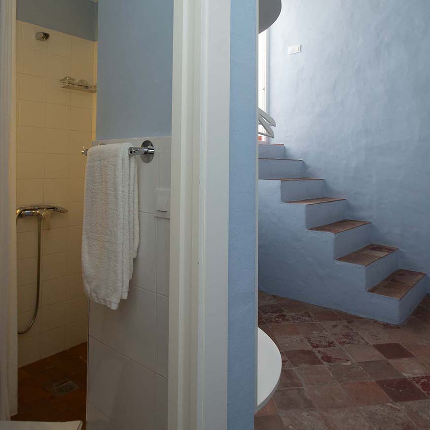 Entrada al baño de la habitacion azul