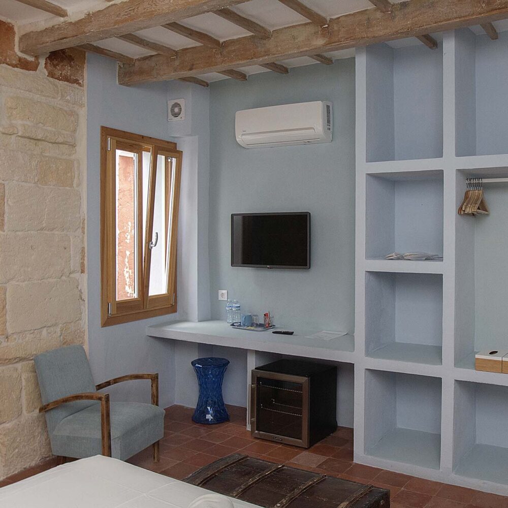 Vista de la ventana y escritorio de la habitación turquesa