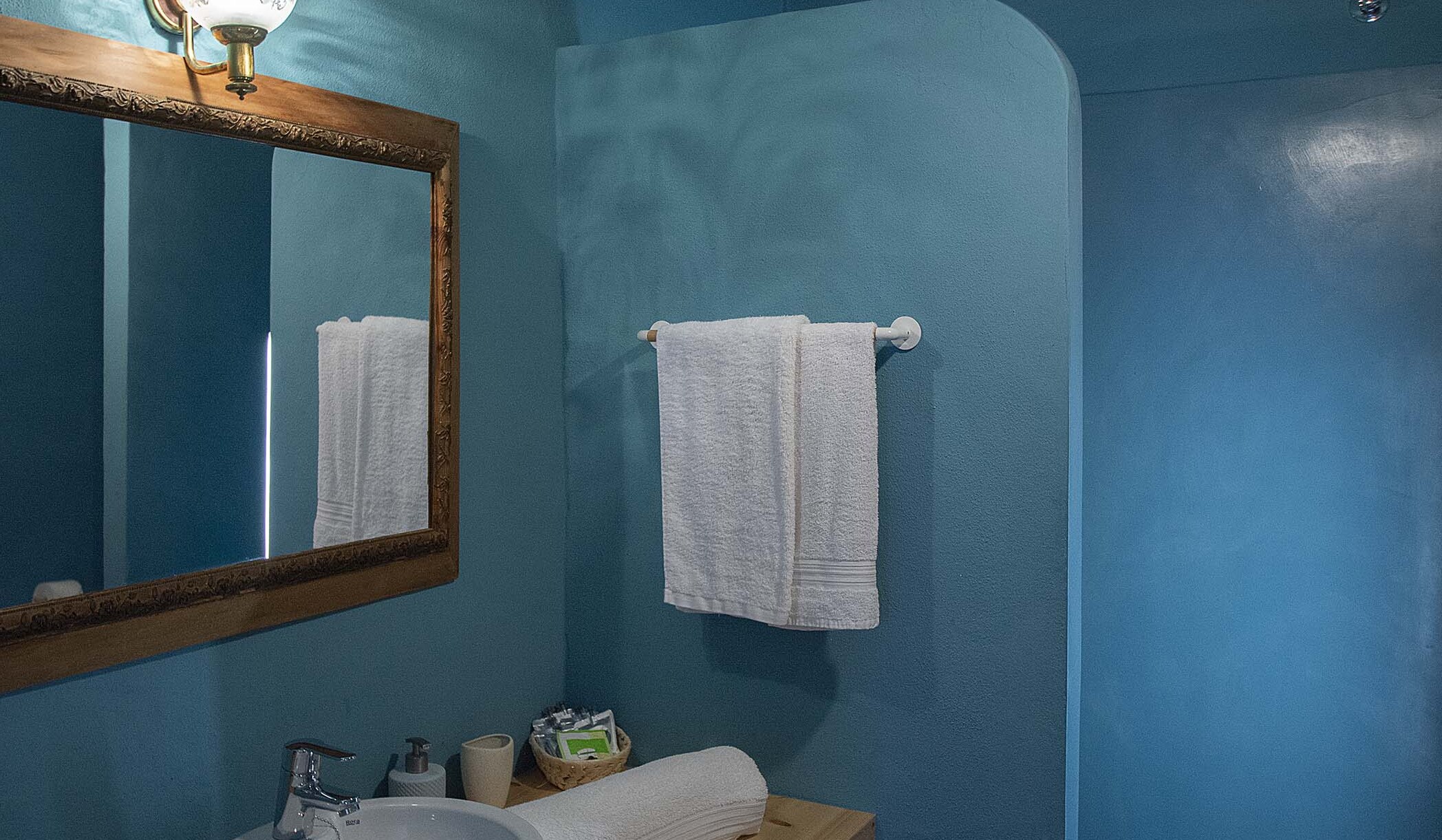 Baño de la habitación turquesa