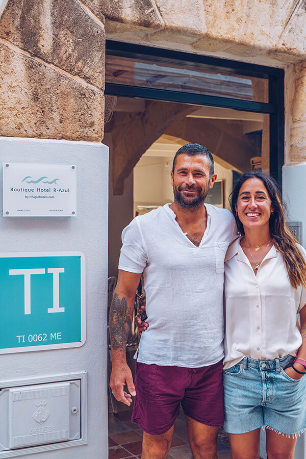 Los propietarios del hotel en la entrada del hotel