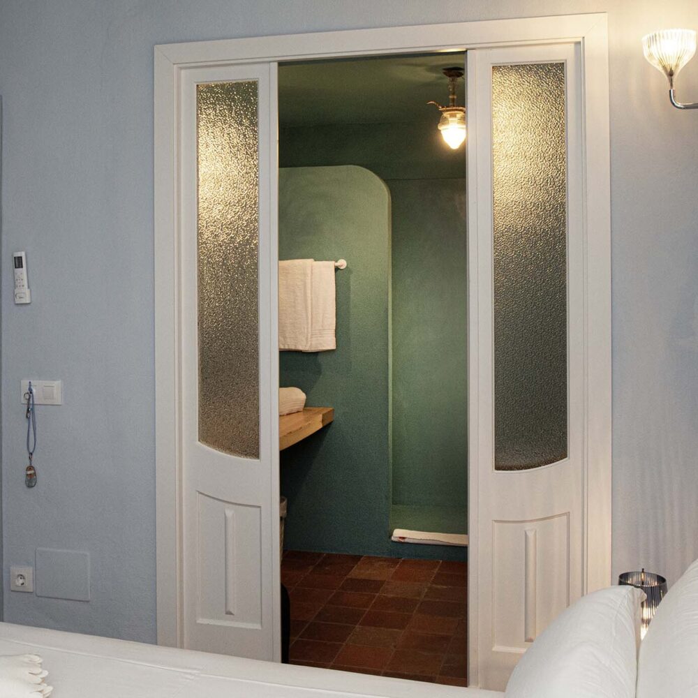 Vista al baño de la habitación turquesa